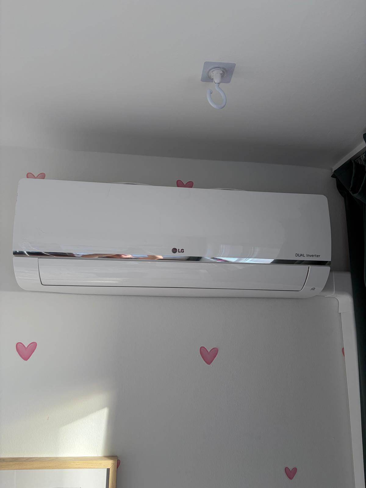 Nástenná vnútorná jednotka klimatizácie LG Dual Inverter s rozvodmi vedenými v bielej lište.