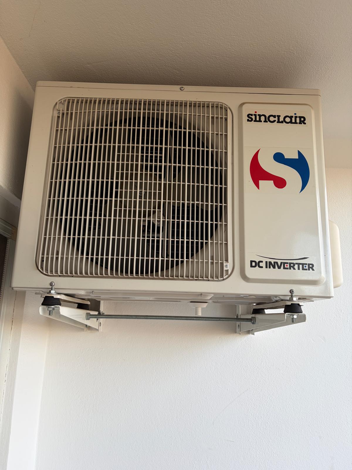 Vonkajšia jednotka klimatizácie Sinclair DC Inverter upevnená na nástenných konzolách.